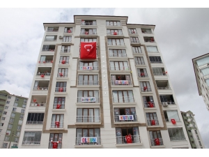 Elazığ’da Apartmanlarda Coşkulu 23 Nisan Kutlaması