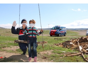 Jandarma 23 Nisan’da Köylerde Bayrak Dağıttı