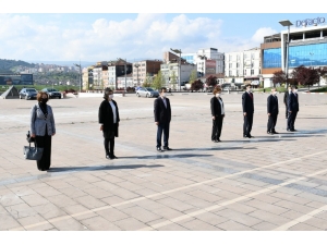 23 Nisan Kutlamaları Kapsamında Çelenk Sunumu Yapıldı