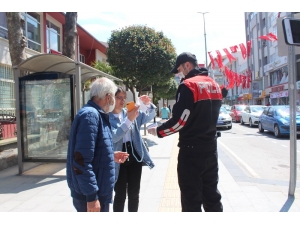 Yalova Polisi Vatandaşlara Maske Dağıttı