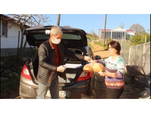 Kapı Kapı Dolaşıp Ekmek Dağıtıyor