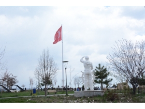 150 Metrekarelik Türk Bayrağı Tatvan’da Göndere Çekildi