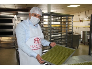 Diyarbakır’da Sokağa Çıkma Kısıtlamasından Muaf Olan Tatlıcıların Ramazan Mesaisi Başladı