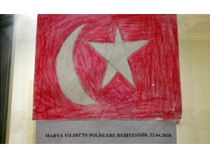 Küçük Marya’nın Polislerden Bayrak İstemesi Duygulandırdı