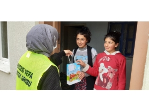 Talaslıların Bayrakları Ve Kitapları Kapılarında