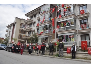 Bu Apartman 23 Nisan Coşkusu İçin Özel Hazırlandı