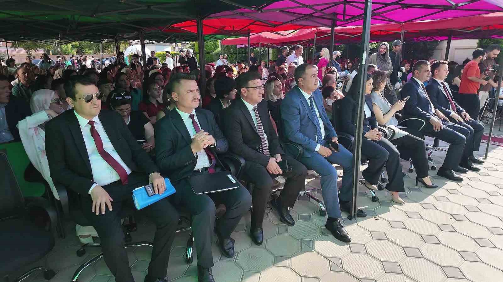 camelili-ogrenciler-kardes-okulun-mezuniyet-coskusuna-ortak-oldu