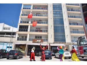 Evde Kalan Çocuklara Çizgi Film Maskotlarından 23 Nisan Sürprizi