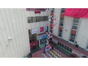 İstanbul’da 100 Okulda 100 Balon Gökyüzüne Bırakıldı