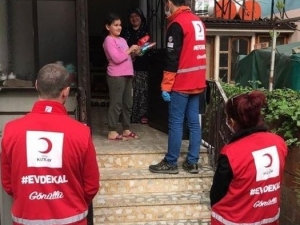 Vefa Sosyal Destek Grubu Çocuklara Türk Bayrağı Dağıttı