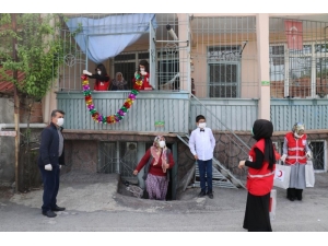 Kızılay’dan Evden Çıkamayan Çocuklara 23 Nisan Sürprizi