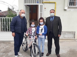 Sokakta Dolaşmadılar, Koronaya Bulaşmadılar, Ödülü Kaptılar