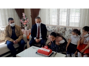 23 Nisan’da Doğan Çocuğa Kaymakamdan Pastalı Sürpriz
