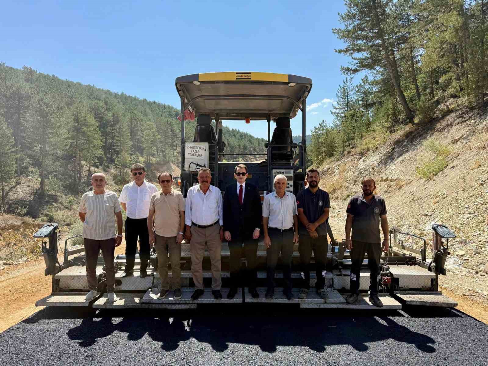 hisarcik-kizilcukur-alinoren-yolunda-sicak-asfalt-calismasi-suruyor