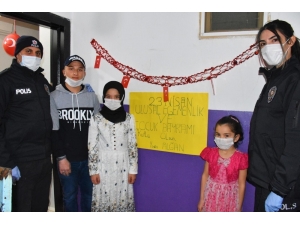 Polisten Çocuklara Pasta Sürprizi