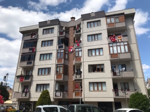 Moral Otobüsünden Söylenen Marşlar İlçe Sakinlerini Balkonlara Çıkarttı