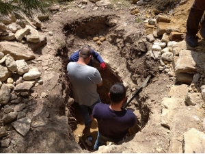 Kaçak Defineciler Önce Fotokapana Sonra Jandarmaya Suçüstü Yakalandı