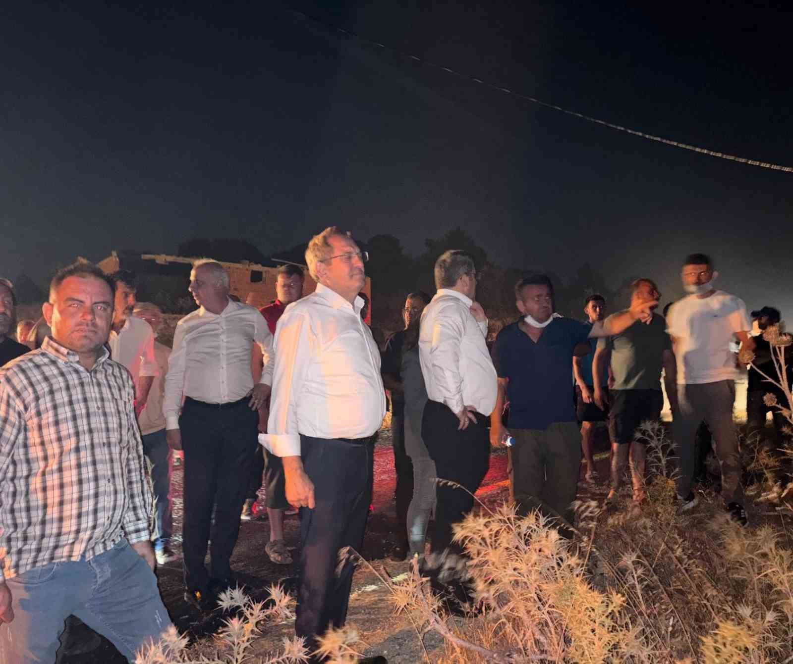 ayvalik-belediye-baskani-mesut-ergin-yanginla-mucadele-araliksiz-suruyor
