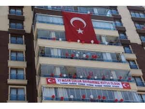 Ankara’da Aynı Binada Oturan Miniklerden Şiirli 23 Nisan Kutlaması