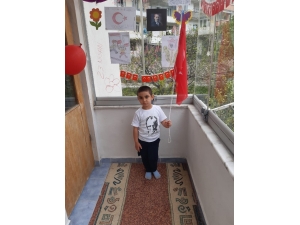 Balkon Perdesinin Zincirine Taktığı Türk Bayrağını İstiklal Marşı’nı Okuyarak Böyle Göndere Çekti