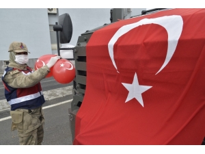 Mehmetçik Köy Köy Gezerek Çocukların Bayramını Kutladı