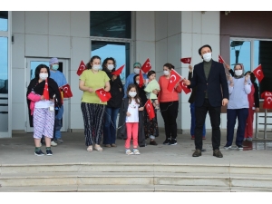 Hastanede Tedavi Gören Çocuklar İçin Hastane Bahçesinde 23 Nisan Etkinliği Düzenlediler