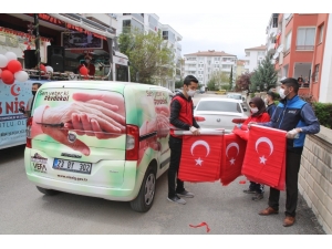 Elazığ’da Vefa Ekipleri, Çocuklara Bayrak Dağıttı
