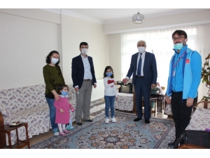 İki Kız Kardeş Harçlıklarını Milli Dayanışma Kampanyası’na Bağışladı