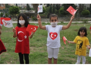 Kızılay’dan 100 Çocuğa Çiçek Ve Oyuncak