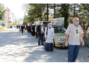 Halk Pazarında "Korona" Kuyruğu