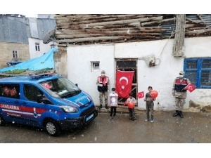 Jandarma Devriye Araçlarından Çocuklara Şiir Okuttu