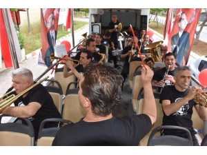 Tarsus Belediye Bandosu, Caddelerde 23 Nisan Coşkusu Yaşattı