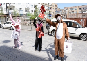 Büyükşehir Belediyesi Kapı Kapı Gezerek Çocukların Bayramlarını Kutladı
