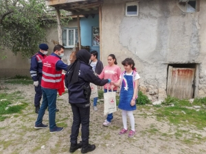 23 Nisan Dolayısıyla Çocuklara Türk Bayrağı Ve Oyuncak