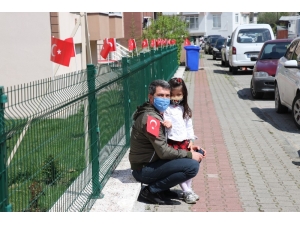 23 Nisan’ı Sokakta Çaldıkları Marşlar Ve Türk Bayrakları İle Kutladılar