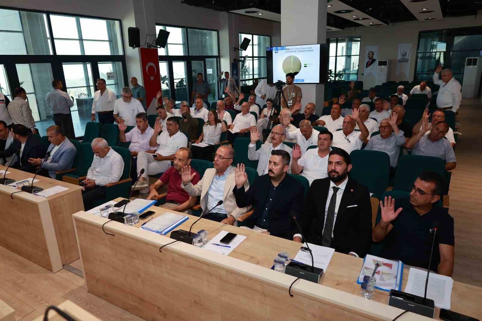 hatay-buyuksehir-belediyesi-savasin-izlerinin-silindigi-suriye-nin-2-kentine-arac-hibe-edecek