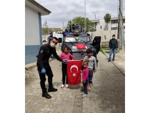 Dicle Polisi Çocuklara Türk Bayrağı Dağıttı
