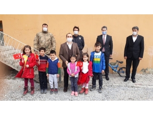 Kaymakam Can’dan 23 Nisan’da Dünyaya Gelen Çocuğa Sürpriz