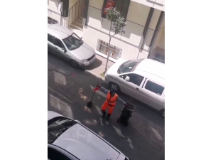 Temizlik İşçisi Türk Bayrağıyla Oynayıp 23 Nisan’ı Kutladı