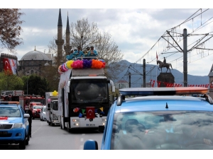 Kayseri’de 23 Nisan Üstü Açık Otobüsle Mehter Takımı Eşliğinde Kutlandı
