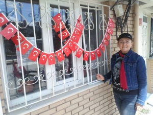 Muhtarlık Binasını Bayrakla Süsledi