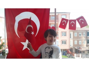 Minikler 23 Nisan Evde Kutladı