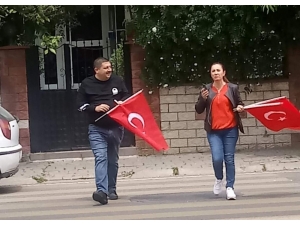 Muhtar Ve Öğretmen Ele Ele Verip Sokağa Çıkamayan Çocuklara 23 Nisan Coşkusunu Yaşattı