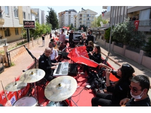 Konyaaltı 23 Nisan Coşkusunu Balkonlarda Yaşadı
