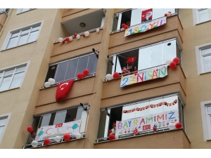 Rize’de Çocuklar Ve Aileleri 23 Nisan’ı Evlerinin Balkonunda Kutladı