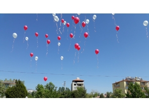 Balonlar Çocuklar İçin Gökyüzüne Bırakıldı
