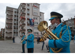 23 Nisan’ı Bando Eşliğinde Balkondan Kutladılar