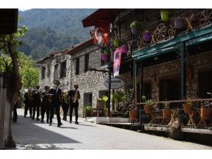 Bando Mahallelerde 23 Nisan Konseri Verdi