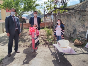 23 Nisan’da Doğan Öğrenciye Sürpriz Doğum Günü