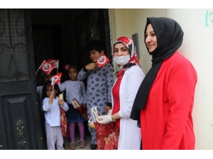 Kapı Kapı Dolaşarak 140 Çocuğa Sanat Malzemesi Dağıttılar